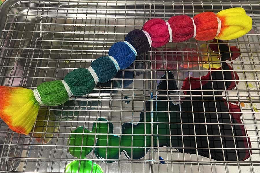 Dyeing socks in stripes pattern